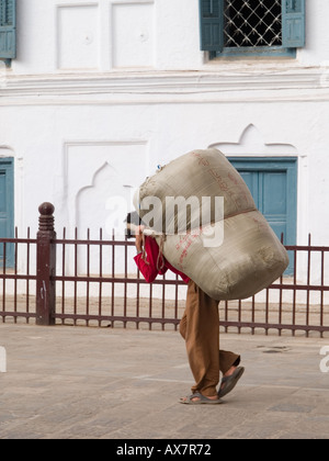 PORTER transportant une lourde charge d'Asie Népal Katmandou STYLE SHERPA Banque D'Images