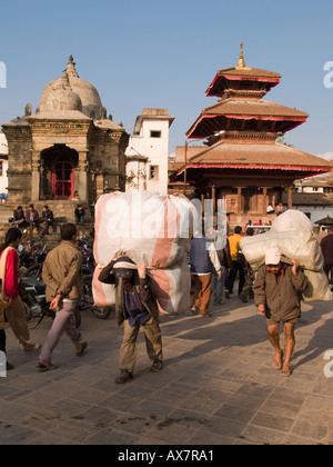 DURBAR SQUARE et temples avec des gens Katmandou Népal Asie Banque D'Images