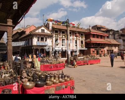 Des marchands de souvenirs à Durbar Square la vente 'Bouddha' bols mendicité Patan Vallée de Katmandou Himalaya Népal Asie Banque D'Images