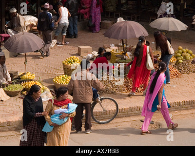 Les vendeurs de fruits sur une rue de Mangal Bazar près de Durbar Square Patan Vallée de Katmandou Himalaya Népal Asie Banque D'Images