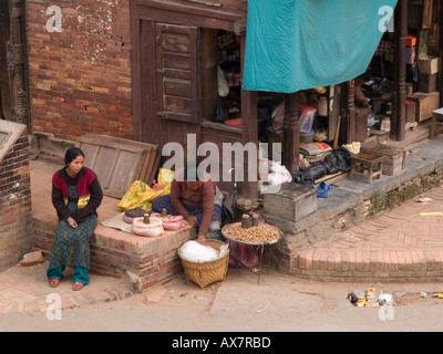 Les vendeurs sur un coin de rue de Mangal Bazar près de Durbar Square Patan Vallée de Katmandou Népal Asie Banque D'Images