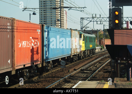 Station de métro de Stratford pour Anglia premier Great Eastern illustré ici Freightliner sur locomotive train de conteneurs Banque D'Images