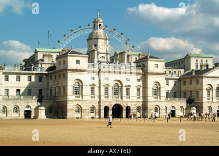 Horse Guards Parade à Londres à la masse vers Whitehall bâtiments avec London Eye au-delà de la tour de l'horloge Banque D'Images