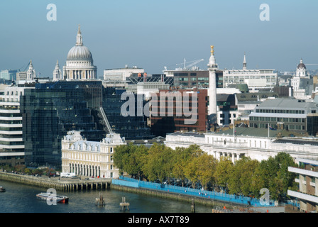 Ville de London Skyline comprend Tamise la cathédrale St Paul dome Tour du Monument commémorant le grand incendie Banque D'Images