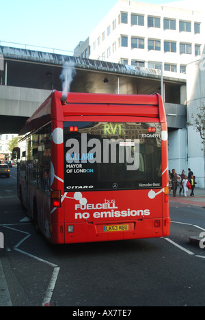 Vue arrière écologique pile à hydrogène rouge moderne Technologie bus zéro émission transport public pour la route de Londres RV1 Angleterre Royaume-Uni Banque D'Images