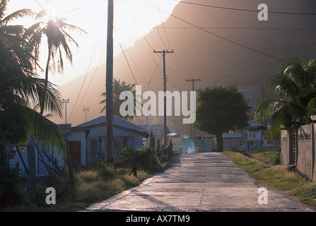 Village-rue vide d'Ashton dans la lumière du soleil, Union Island, Saint-Vincent, Grenadines, Caraïbes Banque D'Images