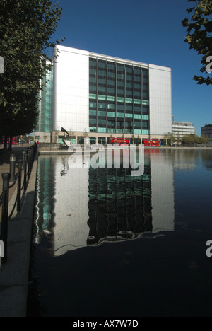 East London office développement avec reflets dans les eaux de l'ancien dock Banque D'Images