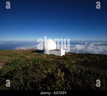 Une longue exposition de droit sur la nuit étoilée sur La Palma avec le télescope William Herschel. Banque D'Images