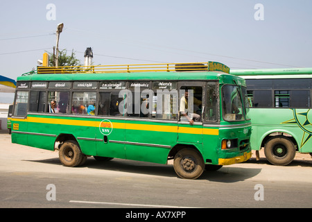 Un bus des transports publics qui se déplacent le long de la route, Tamil Nadu, Inde Banque D'Images