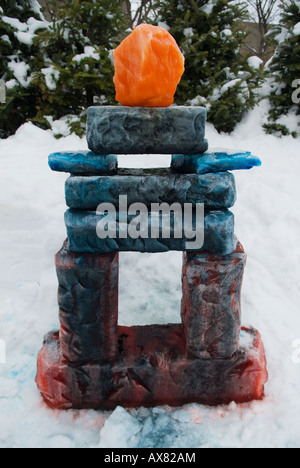 Close up d'un Inuskshuk l'Art Inuit sculpture faite de glace et de teintes faites pendant les activités du Bal à Ottawa, au Canada Banque D'Images
