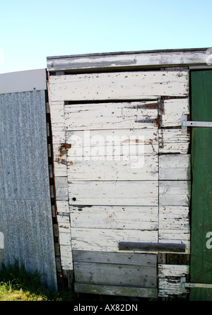 Porte de hangar en bois blanc délabré Banque D'Images