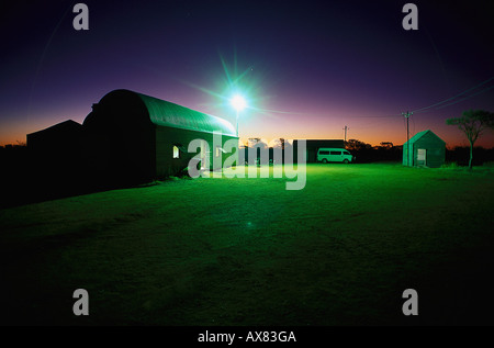 Bâtiments et un dégagement déserte au coucher du soleil, hutte Quonset, Wooleen Station, Australie Banque D'Images