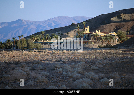 Les bâtiments et les palmiers en face d'une montagne dans le désert, Furnace Creek Inn, vallée de la mort en Californie, USA Banque D'Images