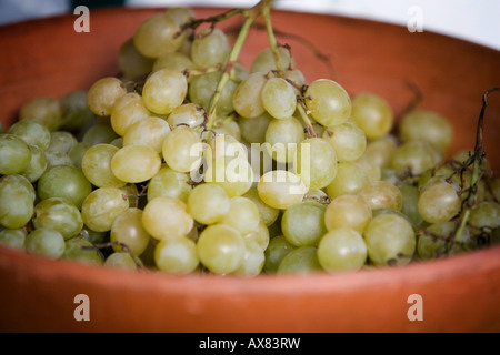 Grappe de raisins dans un bol Banque D'Images