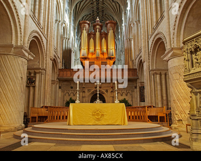 Vue intérieure d'altérer et de tuyaux d'orgue cathédrale de Norwich, Norfolk ENGLAND UK Banque D'Images