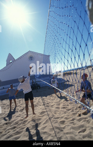 Les pêcheurs jouer volley ball, Parque Natural da Ria Formosa est d'Algarve, Portugal Banque D'Images