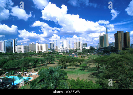 Vue de la piscine de l'hôtel de luxe Serena à un parc et les immeubles de grande hauteur, Nairobi, Kenya, Afrique Banque D'Images