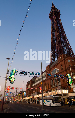 La tour de Blackpool sur une bonne soirée Banque D'Images