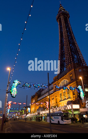 La tour de Blackpool sur une bonne soirée Banque D'Images