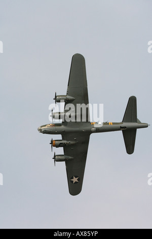 B17 Flying Fortress 'Sally B' volant à meeting aérien de Duxford Banque D'Images