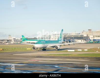 Avion de ligne commerciale d'Aer Lingus à l'aéroport de Dublin Irlande Banque D'Images