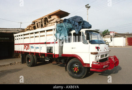 Java Indonésie Jepara wagon chargé de l'artisanat avec des meubles Banque D'Images