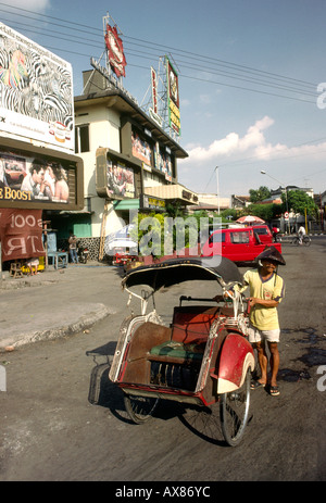 Les Becak Surakarta Java Indonésie powered rickshaw vélo Banque D'Images