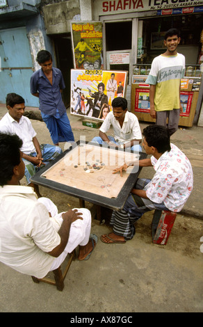 Sri Lanka Colombo Union Place hommes jouer jeu de Carrom Banque D'Images