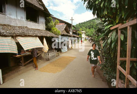 Philippines Palawan village côtier, rue Main Liminangcong Banque D'Images