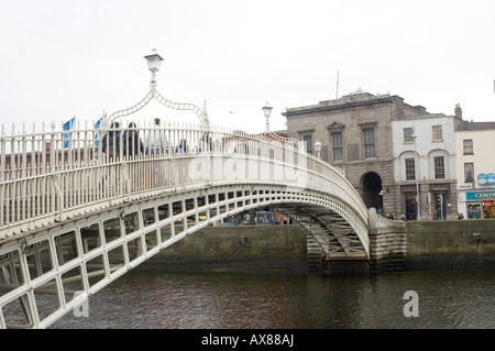 Le Halfpenny Bridge sur Dublin's River Liffey Banque D'Images