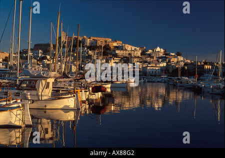 Vue sur le port de la vieille ville Dalt Vila à la lumière de la soleil du soir, Ibiza, Espagne, Europe Banque D'Images