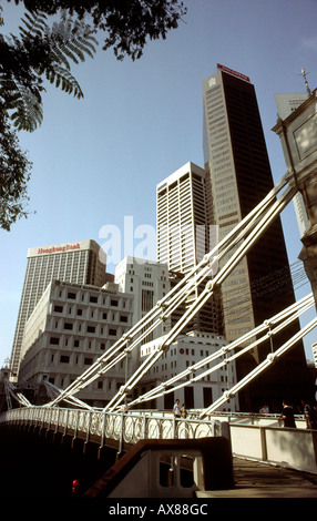 Singapour Cavenagh Bridge et du quartier des affaires Banque D'Images