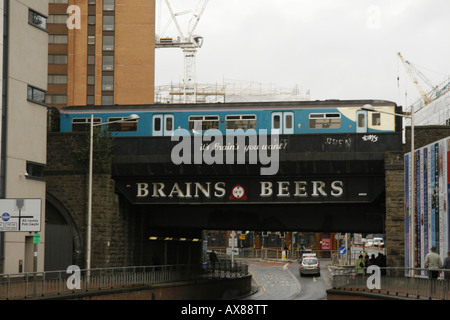 Pont de chemin de fer train passe un cerveau signe à Cardiff au Pays de Galles La Brasserie Banque D'Images