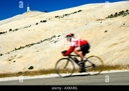 Cycliste en descente à l'abri du Mont Ventoux Provence France Banque D'Images