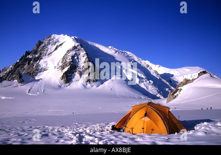 Tente en face du Mont Blanc du Tacul, Mont Blanc, Alpes, France Banque D'Images