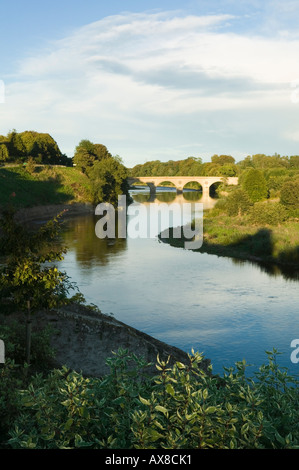 La rivière Tweed et Smeaton's Bridge de Coldstream, Scottish Borders, Scotland Banque D'Images