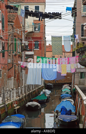 Le séchage sur un canal de blanchisserie dans le Castello de Venise, Italie. Banque D'Images