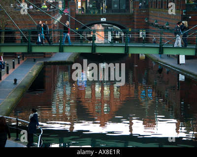 Passerelle et reflète les bâtiments au bord de l'eau, Brindley Place d'eau, Birmingham, Angleterre, Royaume-Uni Banque D'Images