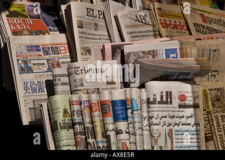 Des journaux internationaux allant du Russe à l'arabe en vente au kiosque à Ealing, W5 London United Kingdom Banque D'Images