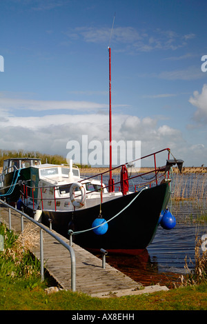 Bateau à coque en acier cruiser dans Kilgarvan harbour Co. Tipperary en Irlande. Banque D'Images