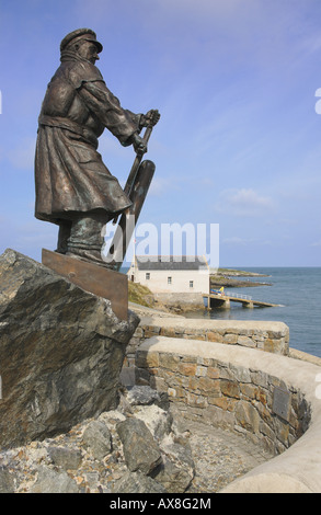 Statue de capitaine à côté roue voir Llangefni Anglesey Banque D'Images
