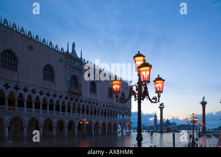 Palais des Doges Place Saint Marc Venise Italie au crépuscule Banque D'Images