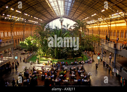 Food Court, atrium, d'un jardin tropical, la salle d'attente, central mall, la gare d'Atocha, Madrid, Madrid, Espagne, Europe Province Banque D'Images