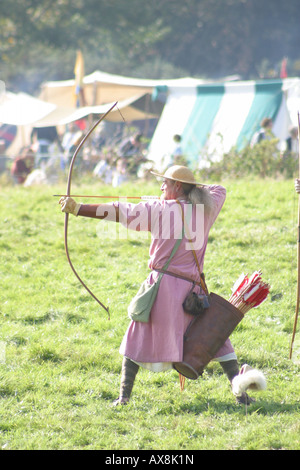 L'anglais médiéval archer au sujet de perdre une flèche bataille de Hastings, East Sussex, Angleterre Banque D'Images