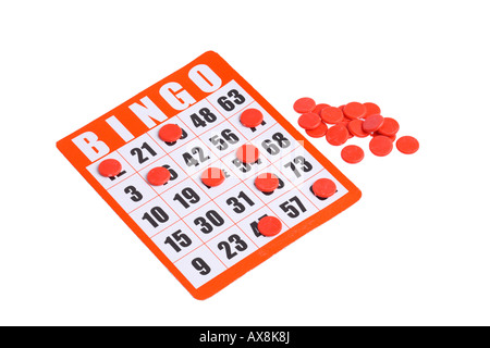 Carte de bingo avec marqueurs découper sur fond blanc Banque D'Images