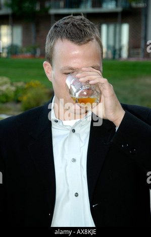 Groupe de jeunes adultes de boire de l'alcool lors d'une fête Banque D'Images