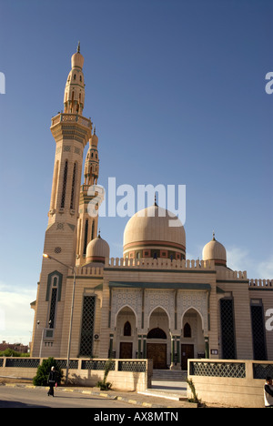 Nouvelle mosquée dans la ville moderne de Ghadamès Libye Banque D'Images