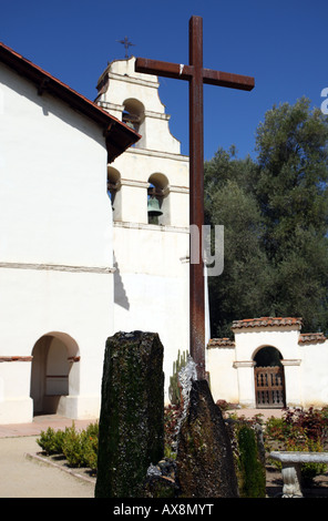 Une fontaine se trouve en face de la Californie La mission de San Juan Bautista. Banque D'Images