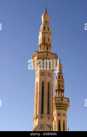 Les minarets de la nouvelle mosquée dans la ville moderne de Ghadamès Libye Banque D'Images