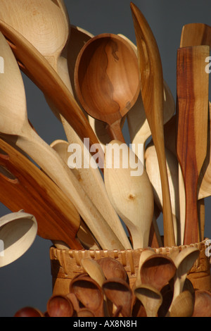 Cuillères en bois doré sculpté motif Bois Banque D'Images